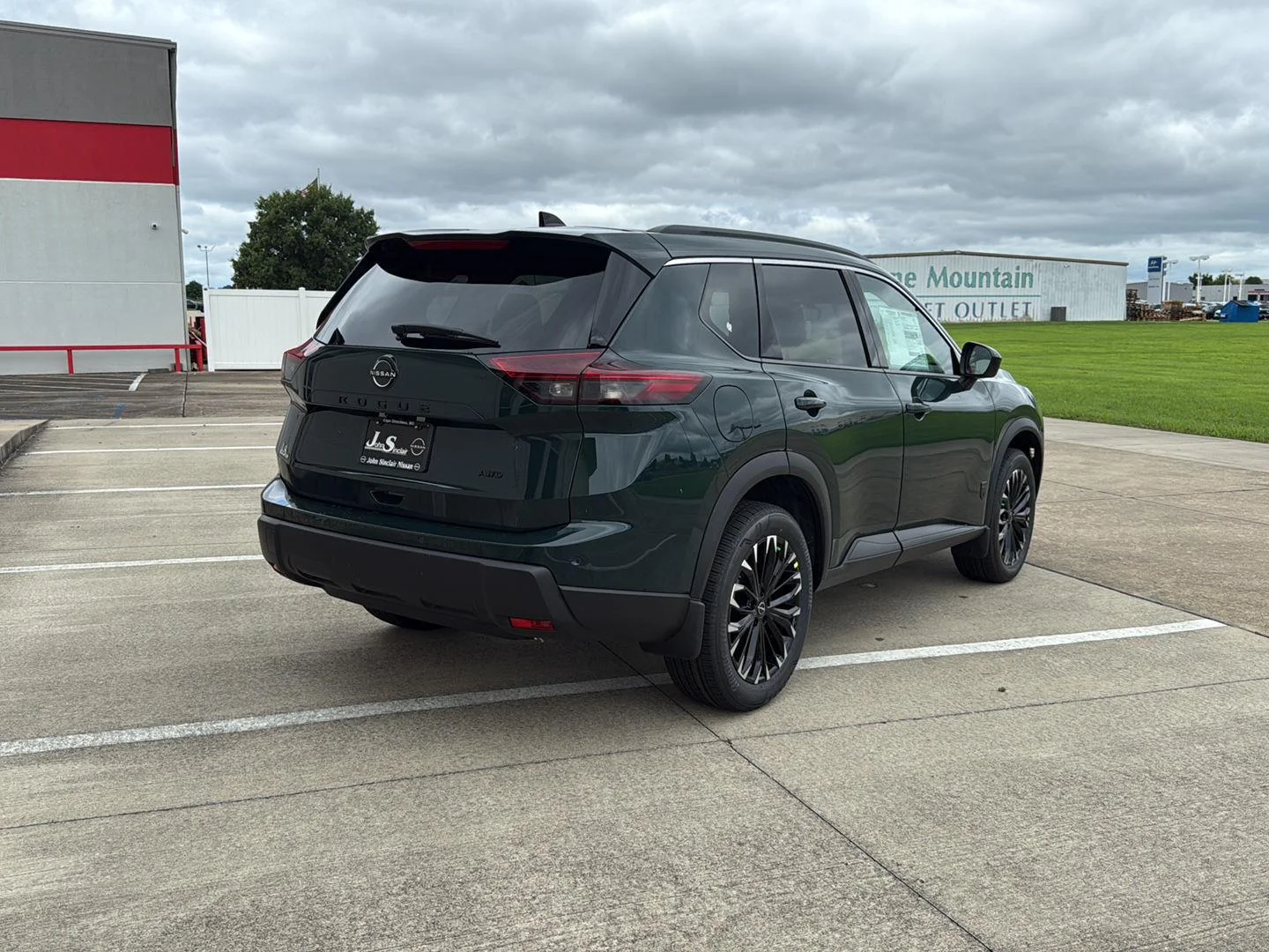 New 2026 OBSIDIAN GREEN Nissan Dark Armor image 7