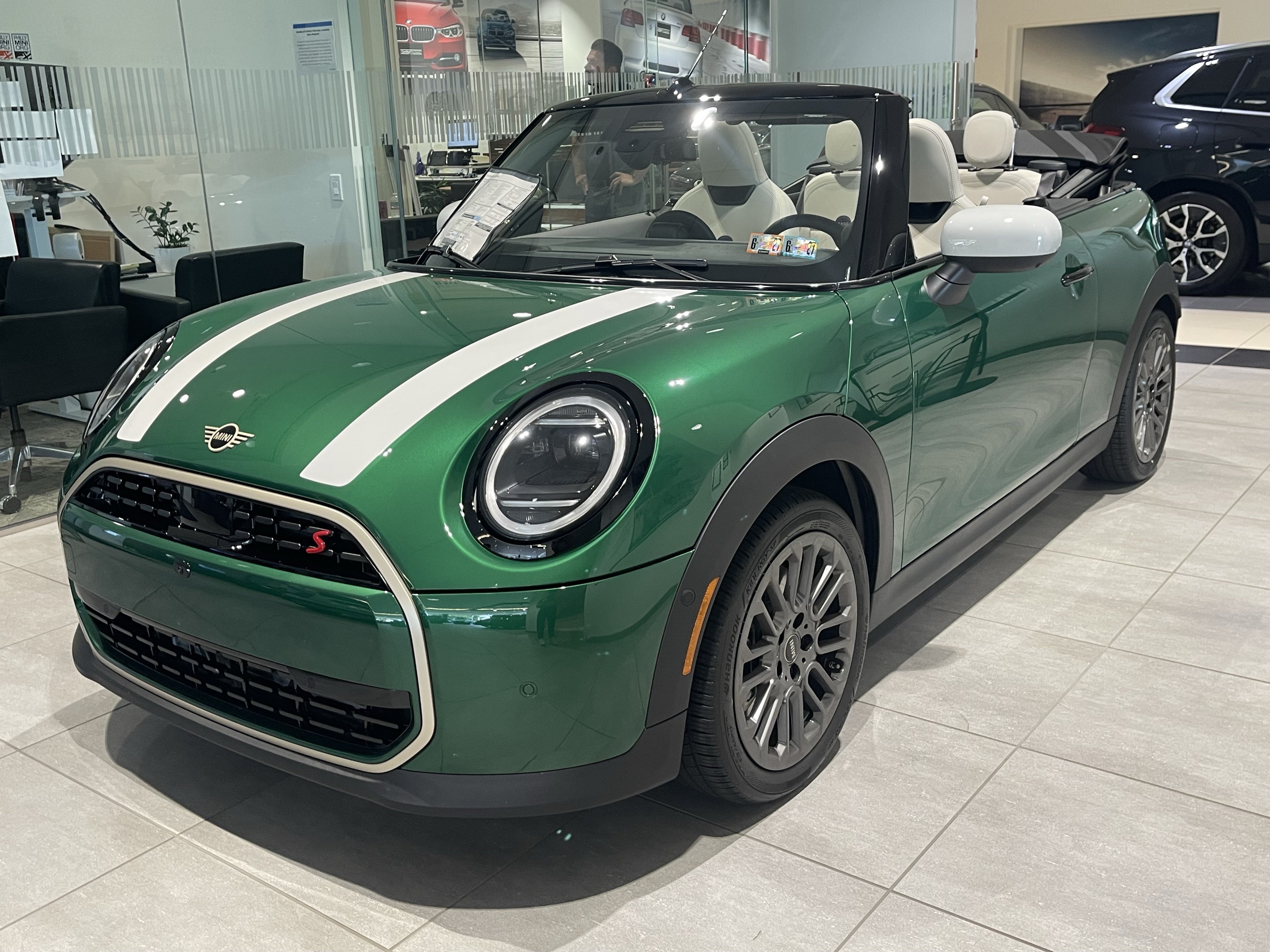 New 2026 British Racing Green IV Metallic MINI Iconic image 1