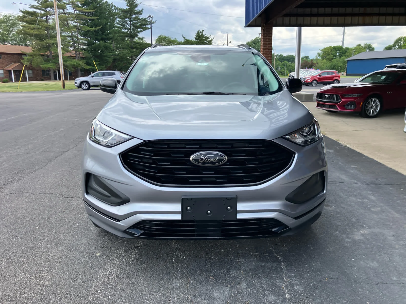 New 2023 Iconic Silver Metallic Ford SE image 3
