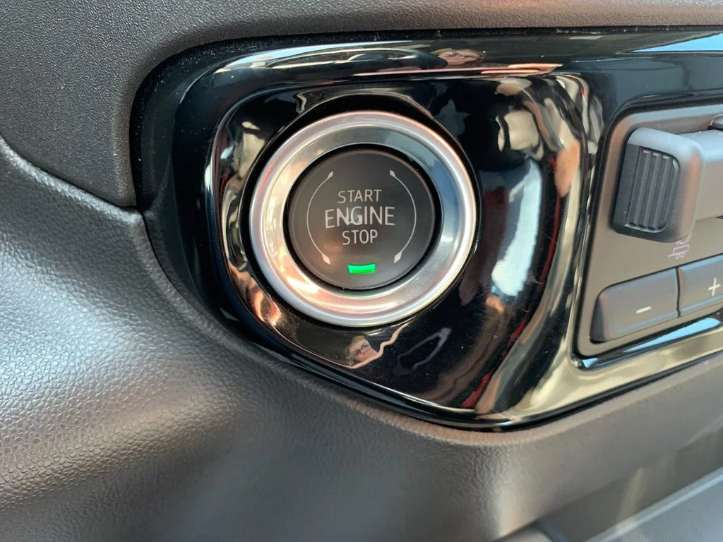 Used 2024 Silver GMC SLT image 22