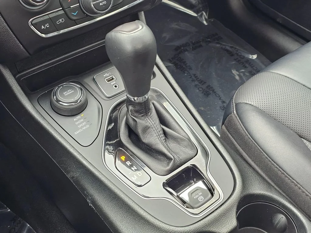 Used 2022  Jeep Limited image 34