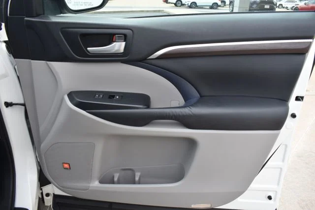 Used 2015 White Toyota Limited image 22