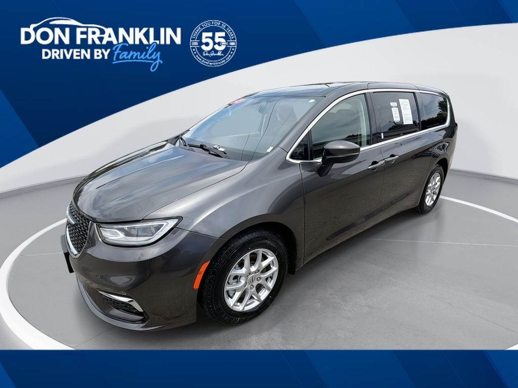 2023 Chrysler Pacifica Touring L's photo