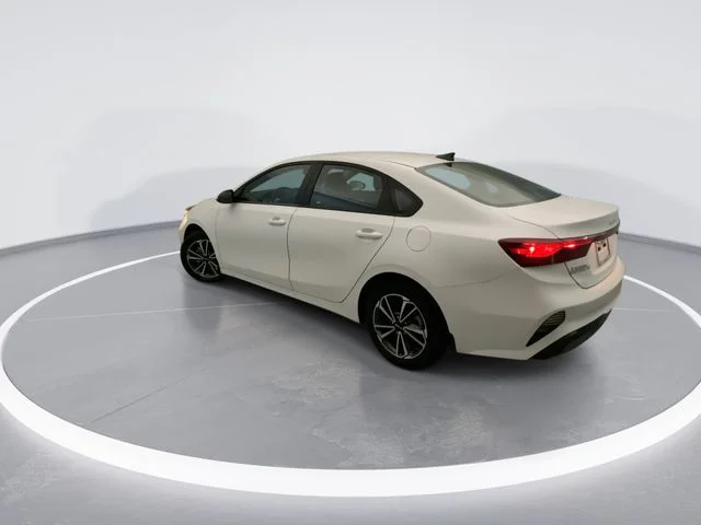 Used 2023 White Kia LXS image 4
