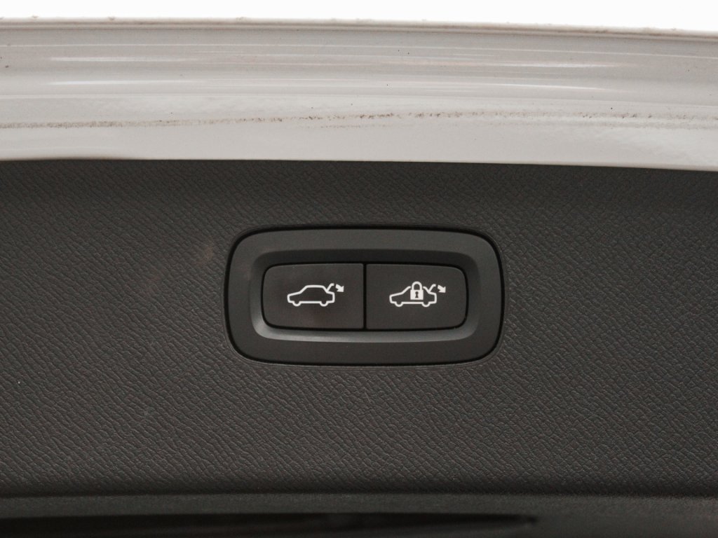 Used 2019 Crystal White Pearl Metallic Volvo Inscription image 28