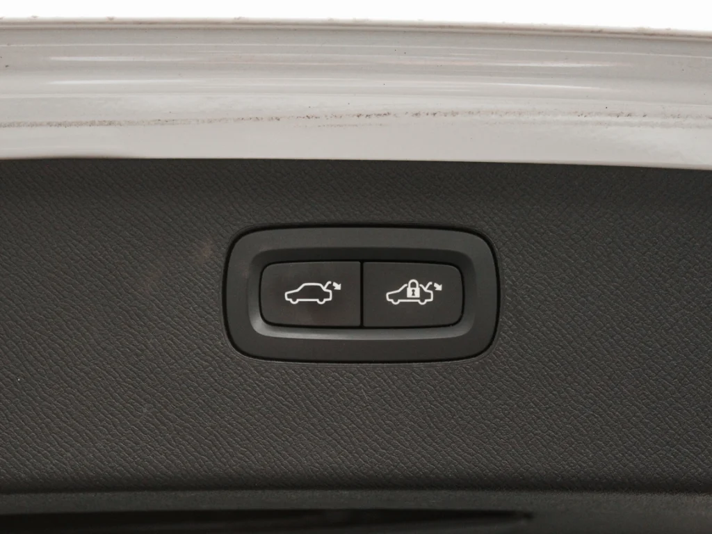 Used 2019 Crystal White Pearl Metallic Volvo Inscription image 28