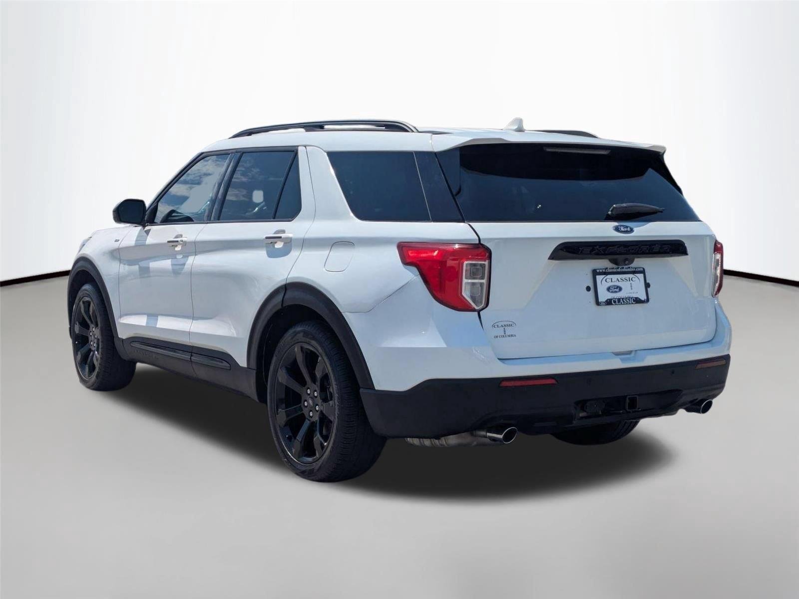 Used 2023 Star White Metallic Tri-Coat Ford ST-Line image 7