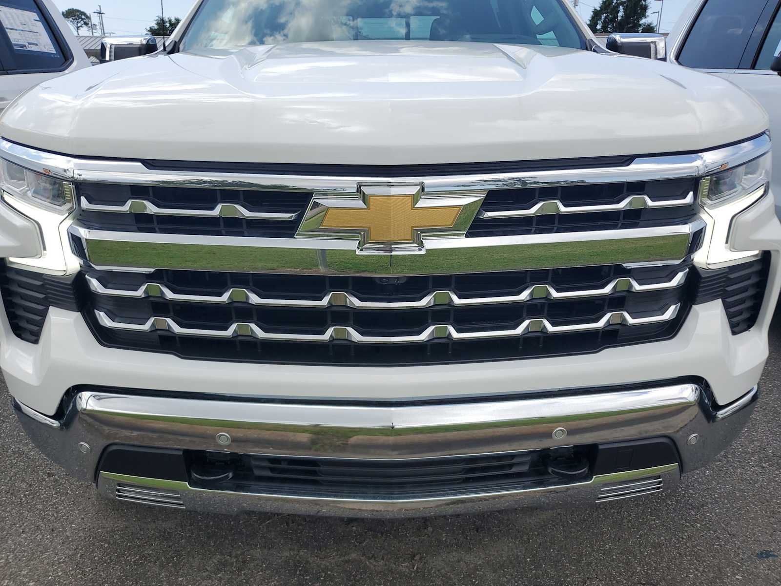 New 2026 Summit White Chevrolet LTZ image 17