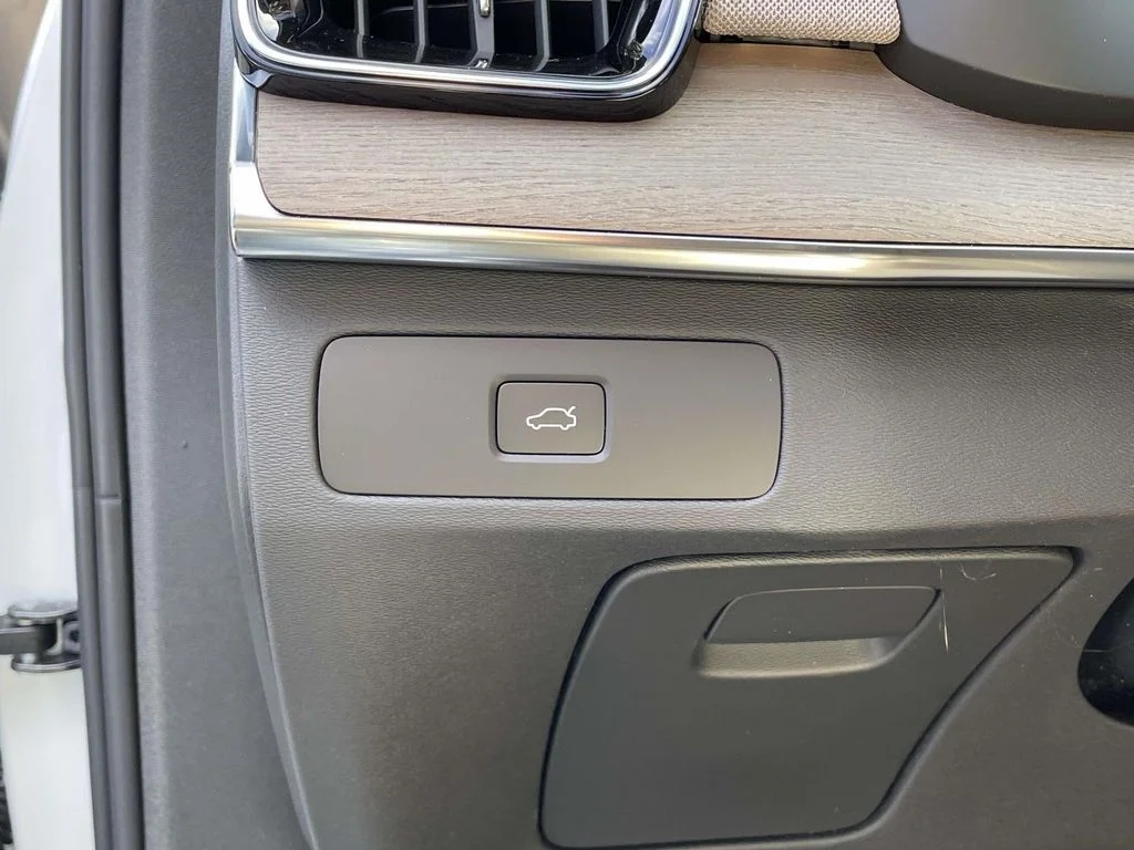 New 2026 Crystal White Volvo Plus image 10