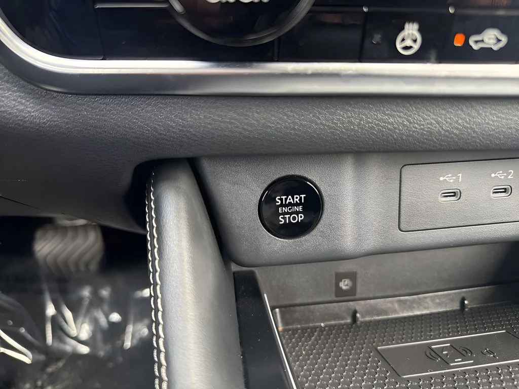 Used 2025 Gold Nissan Platinum image 26
