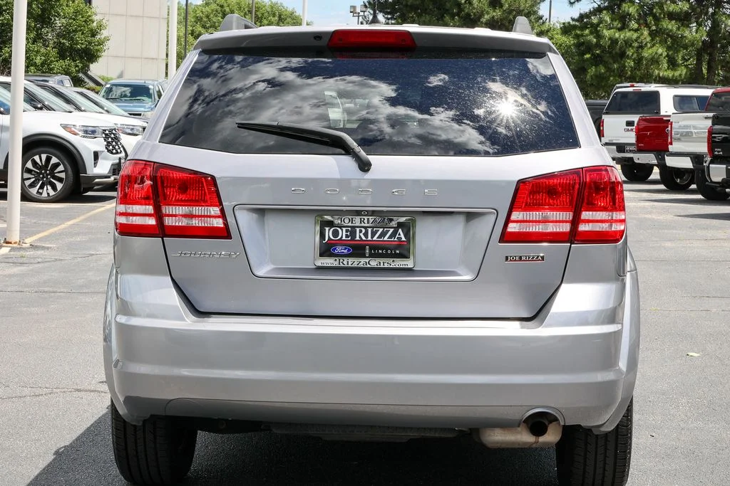 Used 2018 Silver Dodge SE image 25