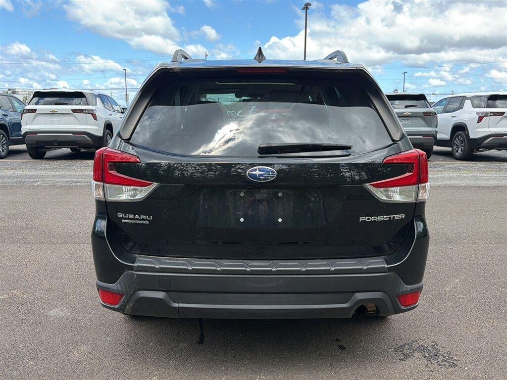Used 2021 Crystal Black Silica Subaru Premium image 9
