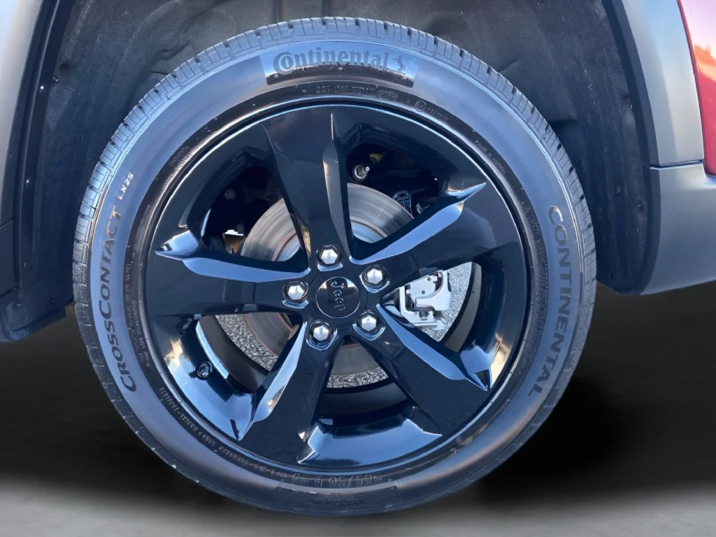 Used 2023 Red Jeep Altitude image 34