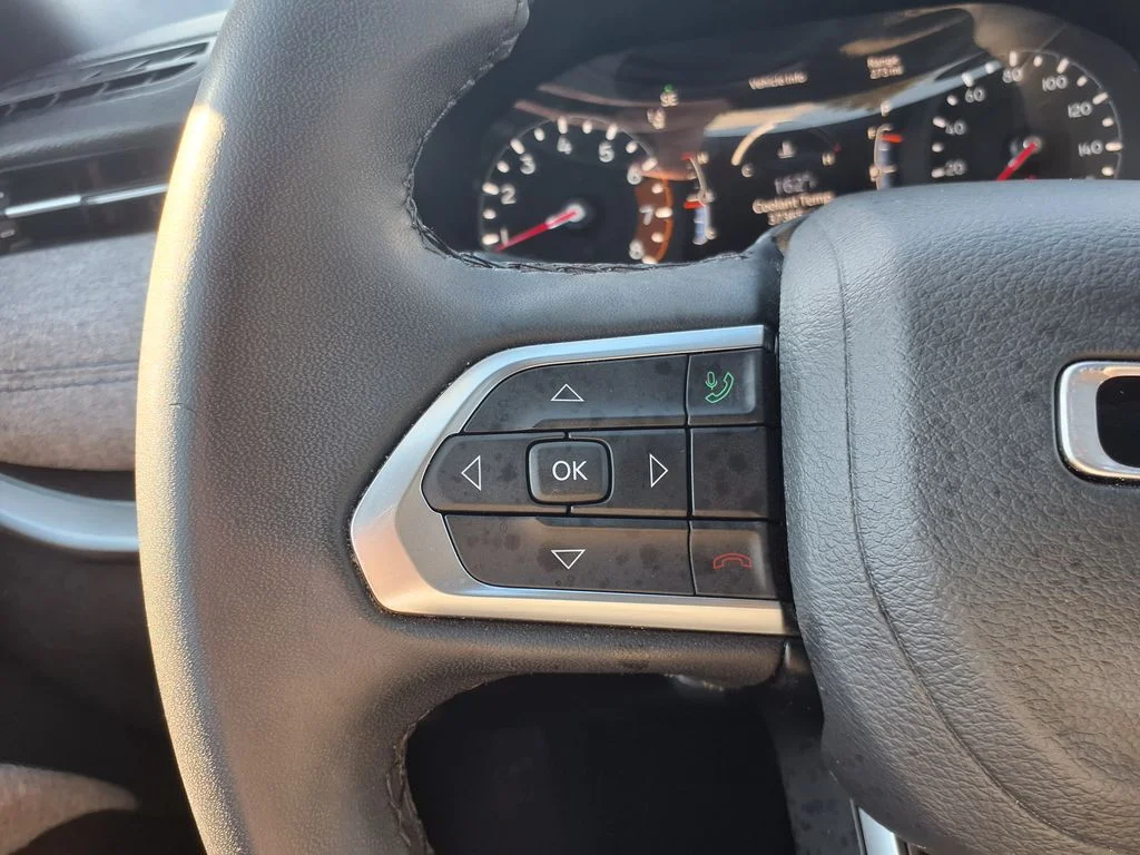 Used 2025 White Jeep Latitude image 22