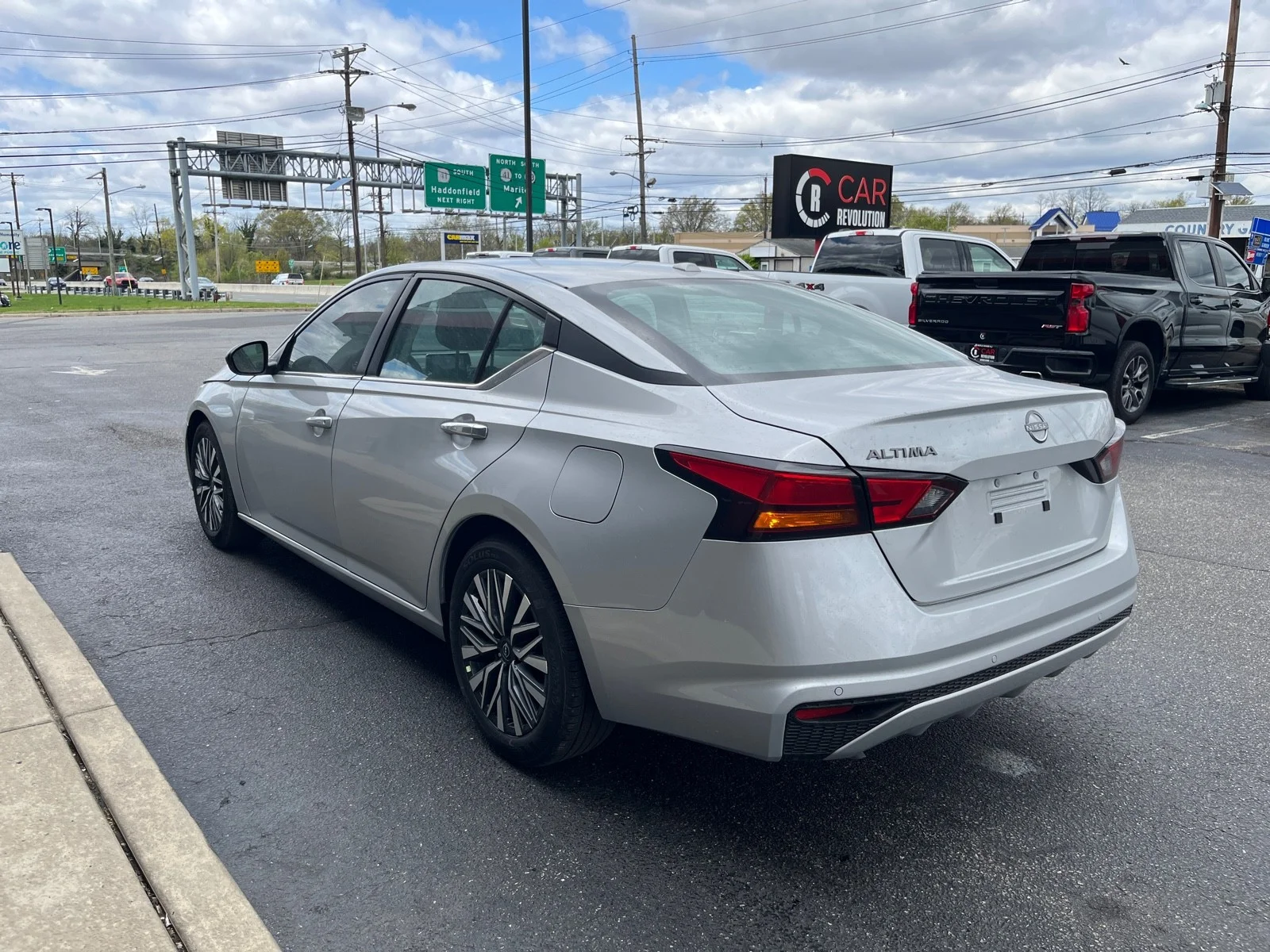 Used 2025 Brilliant Silver Metallic Nissan SV FWD image 5