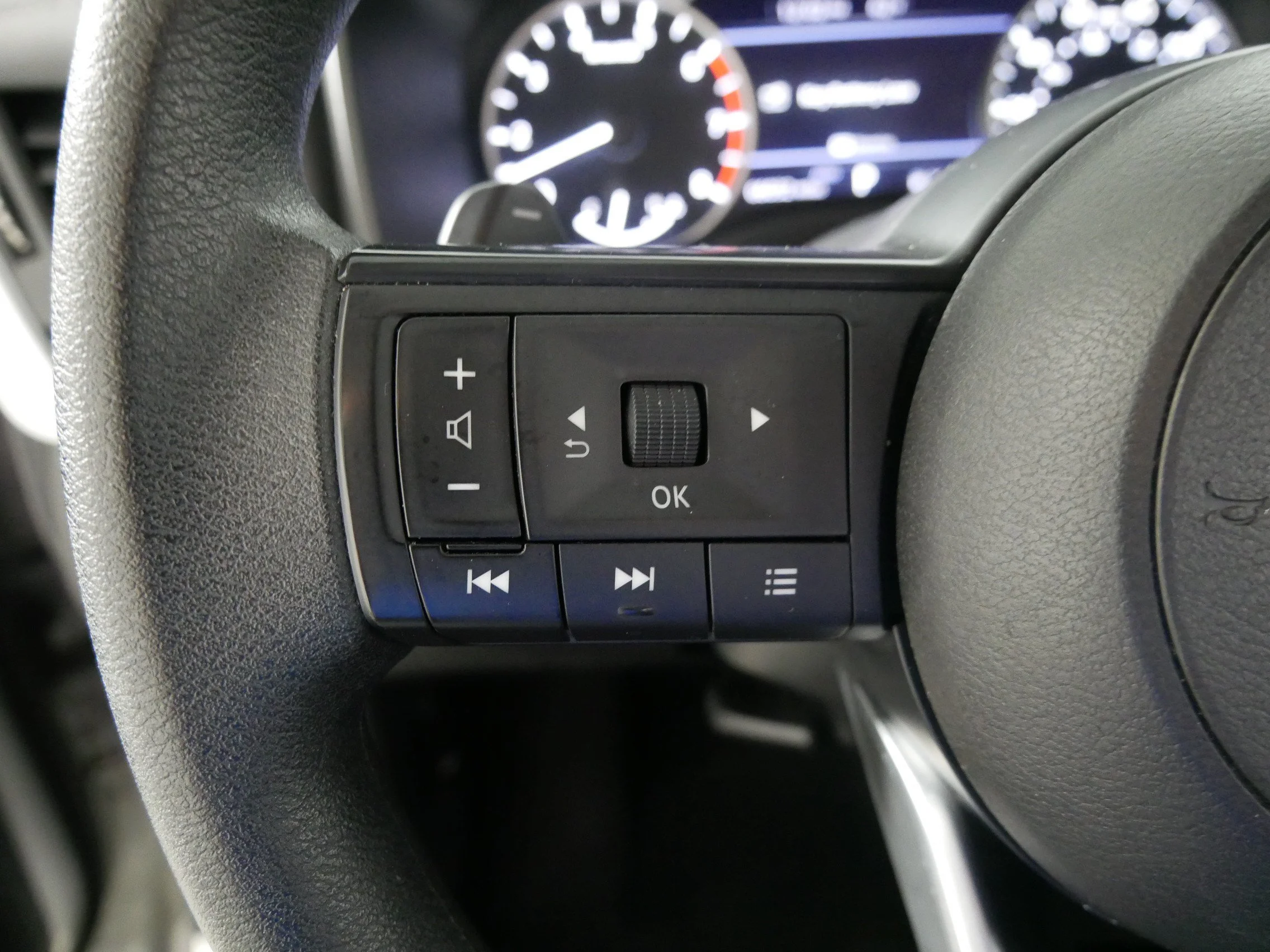 Used 2024 Brilliant Silver Metallic Nissan SV image 27