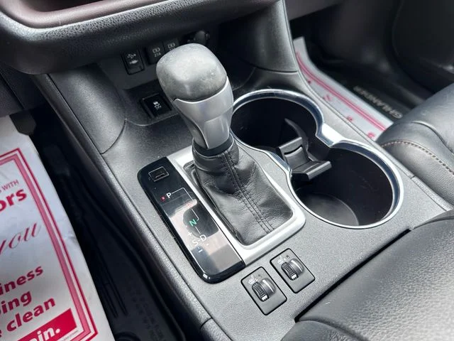 Used 2018 Silver Toyota XLE image 18
