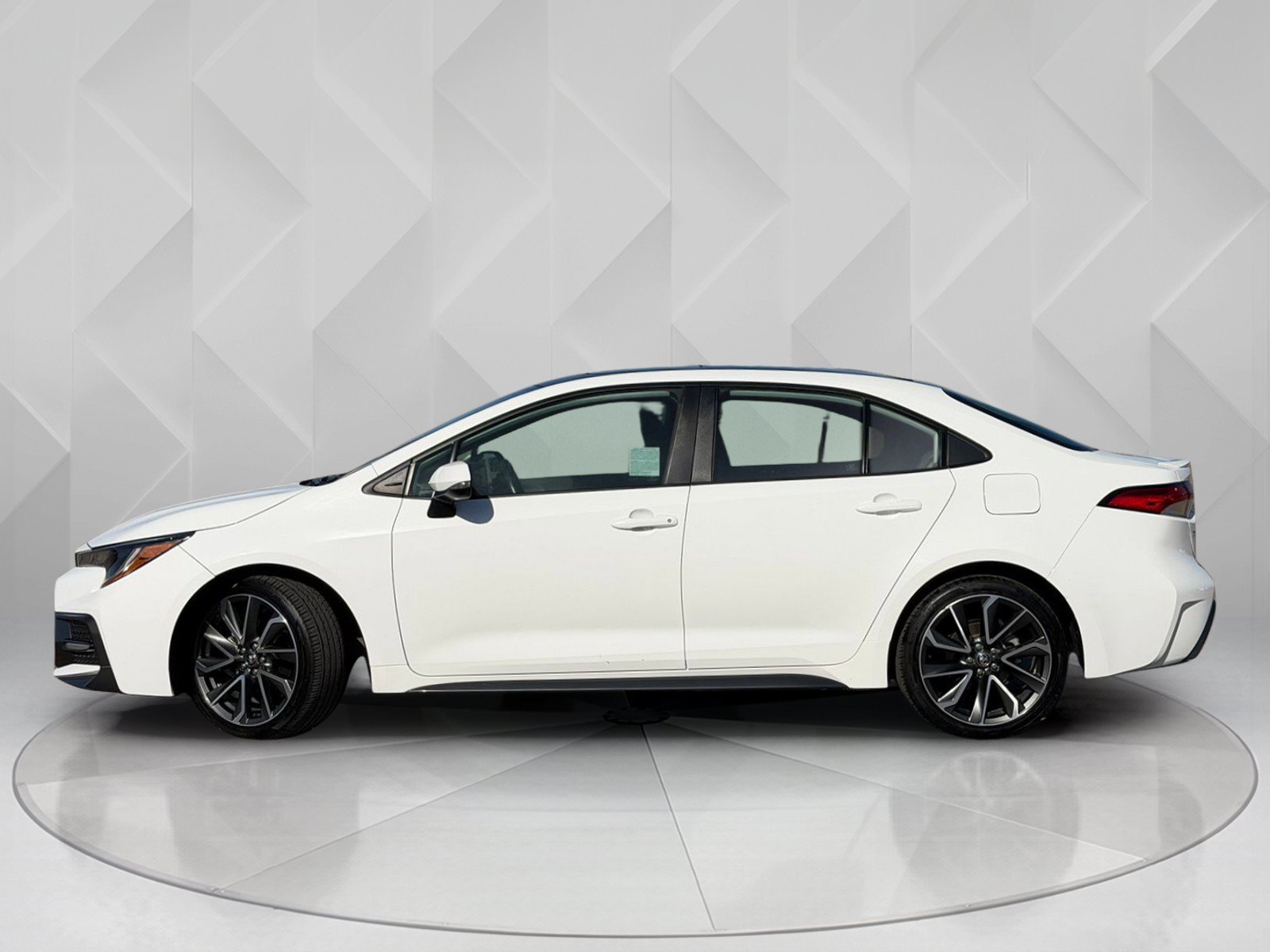 Certified Used 2022 White w/Black Sand Pearl Roof Toyota SE image 2