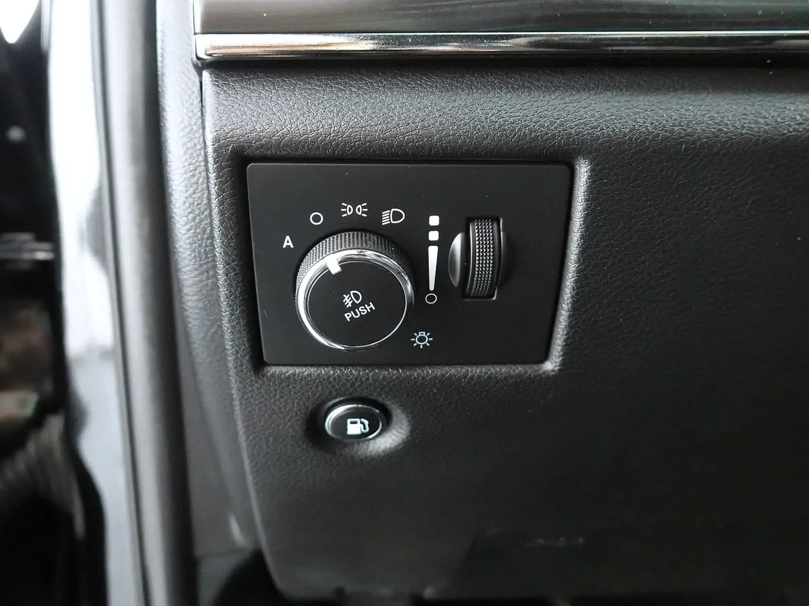 Used 2020 Diamond Black Crystal Pearlcoat Jeep Limited X image 19