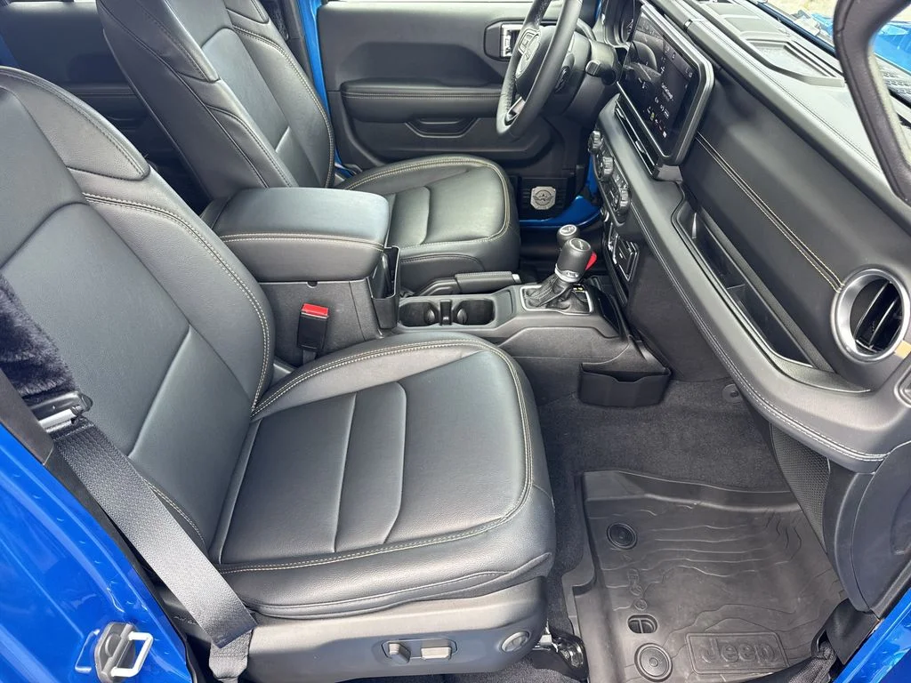 Used 2025 Blue Jeep High Tide image 13