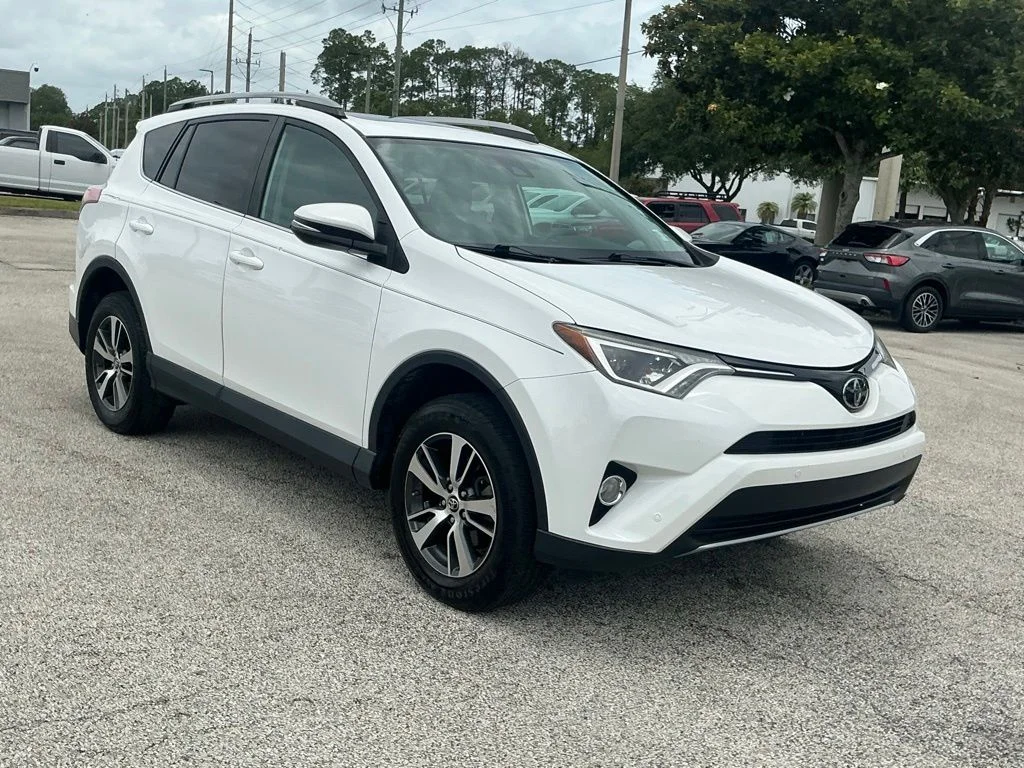 Used 2017 White Toyota XLE image 17