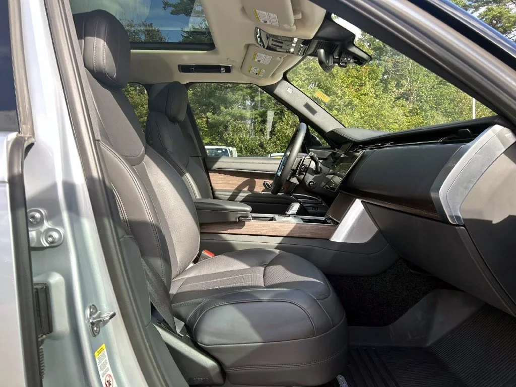 Used 2025  Land Rover SE image 18