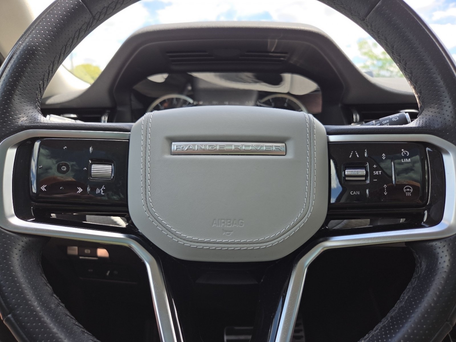 Used 2023 Fuji White Land Rover Dynamic image 34