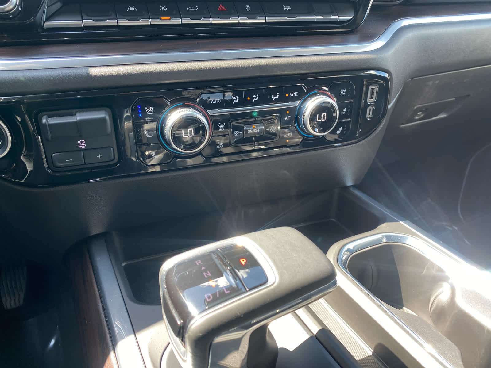 Used 2025 White Frost Tricoat GMC SLT image 18