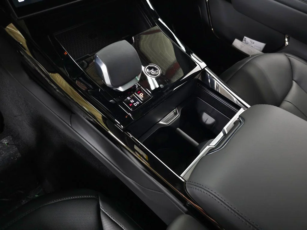 New 2026 Santorini Black Land Rover SE image 31