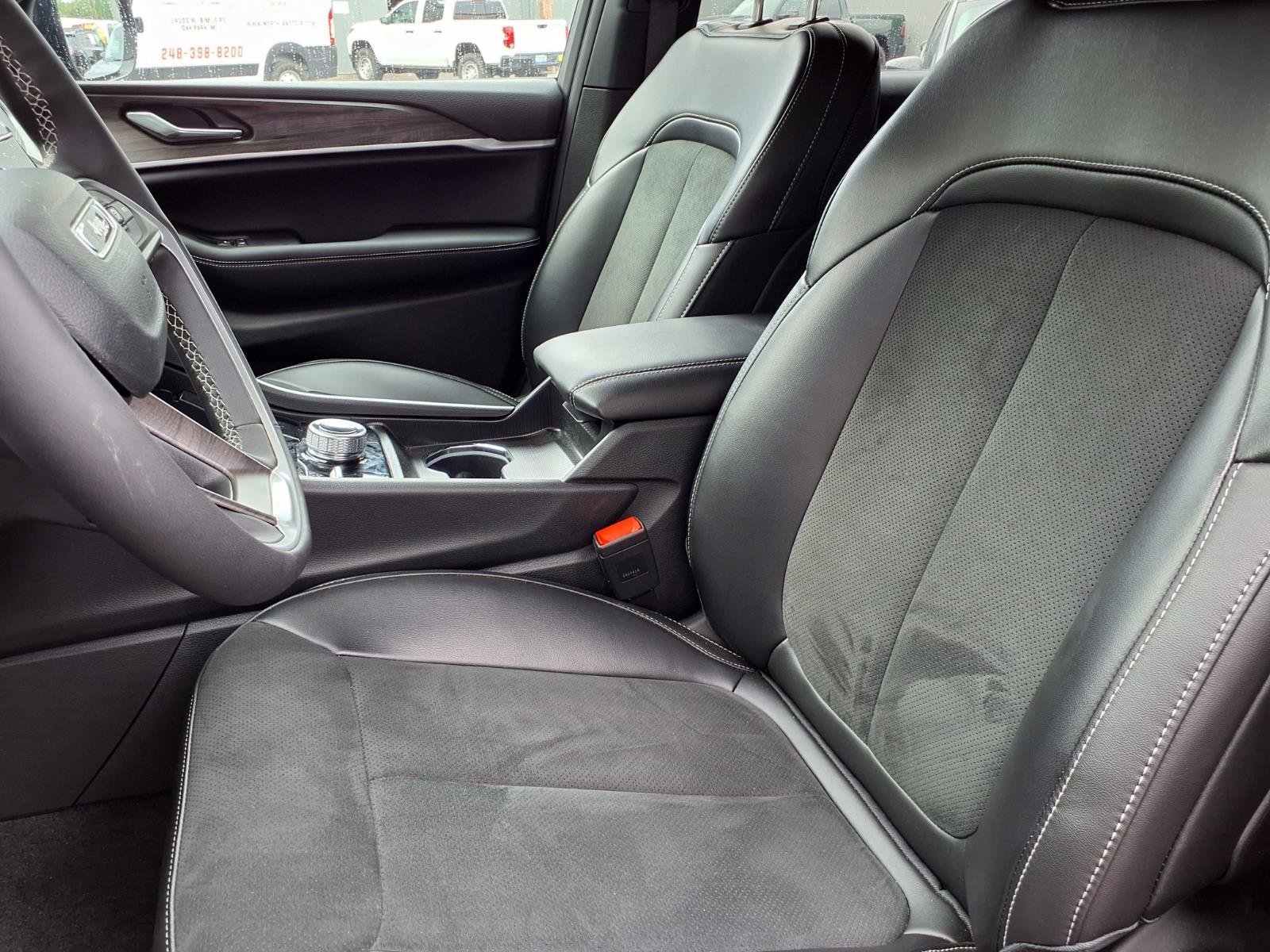 New 2026 Diamond Black Crystal Pearl Coat Jeep Altitude image 3