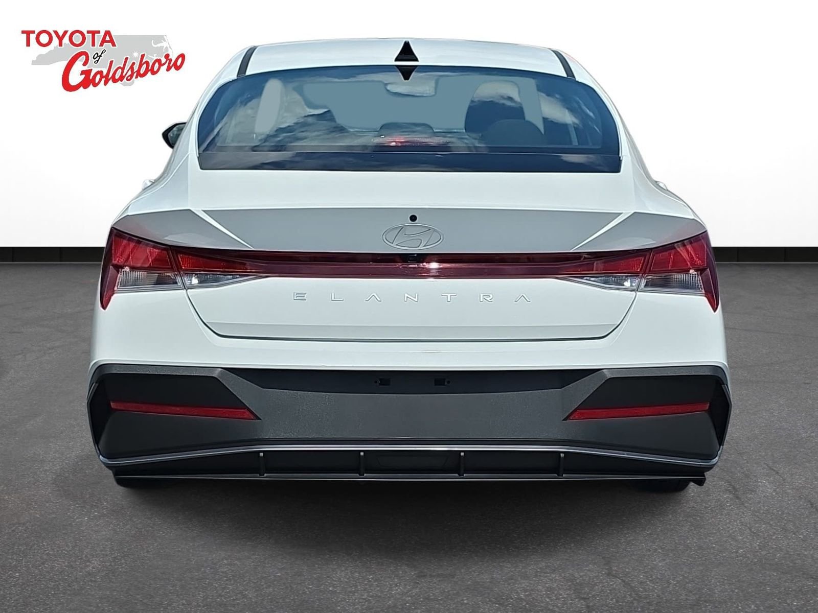 Used 2024 White Hyundai SEL image 6