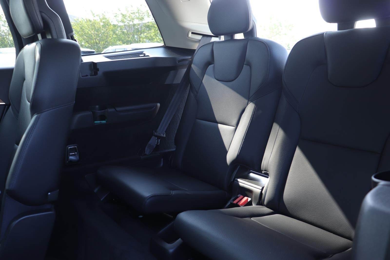 Used 2022 Savile Grey Metallic Volvo Momentum image 14