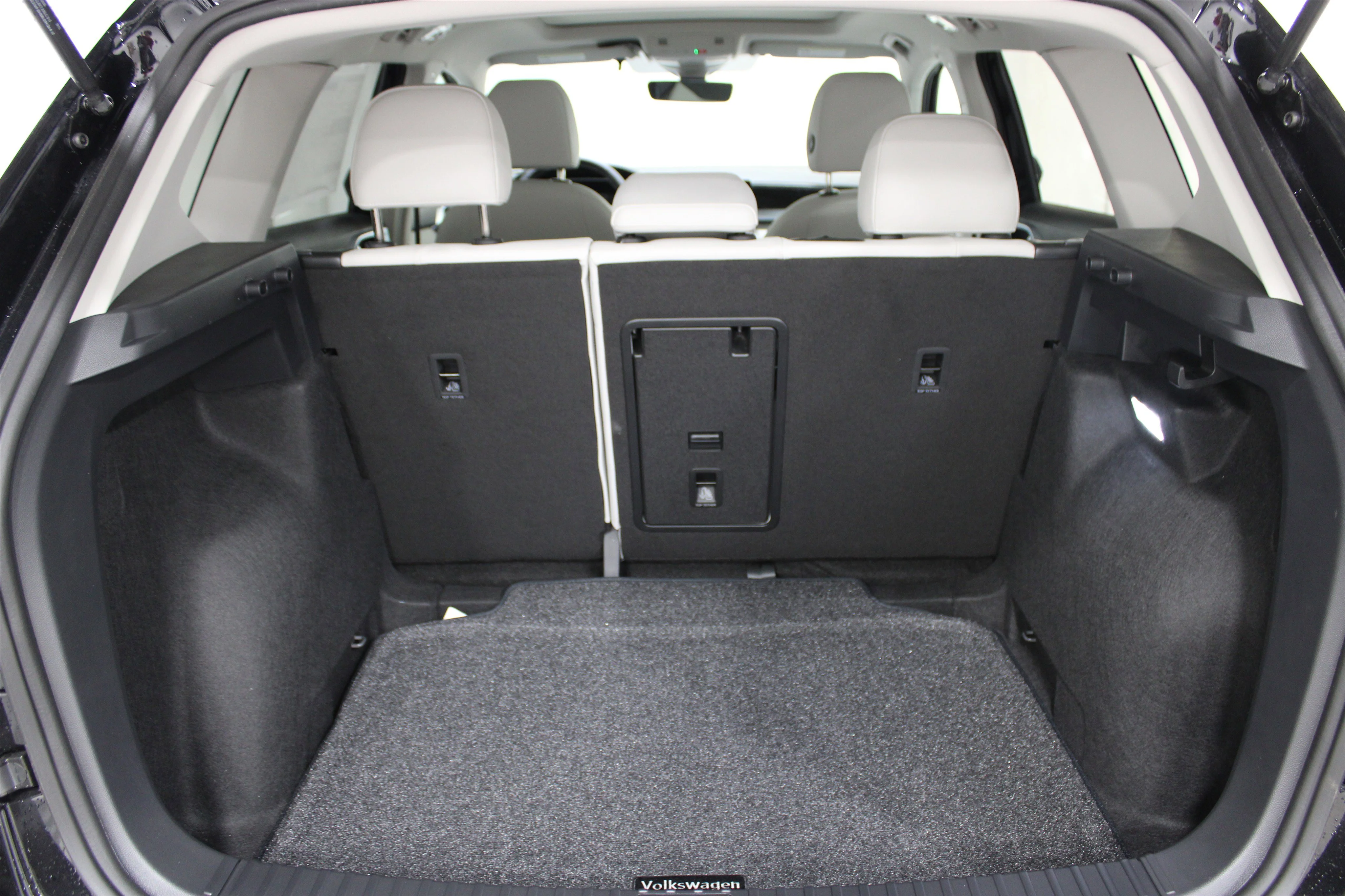 New 2026 Deep Black Pearl Volkswagen SE image 22