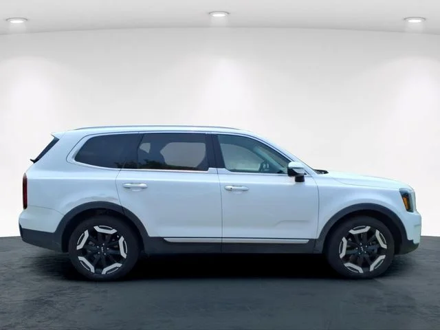 Used 2025 White Kia S image 6