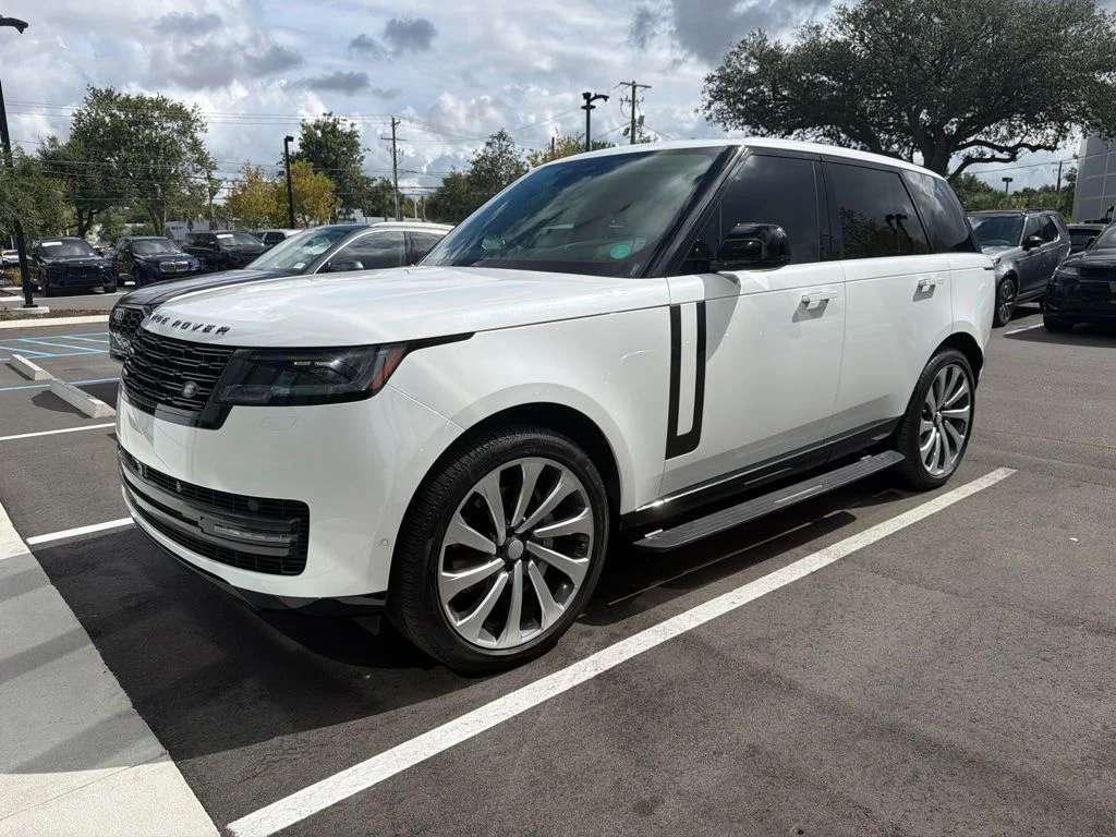 Used 2025  Land Rover SE image 1
