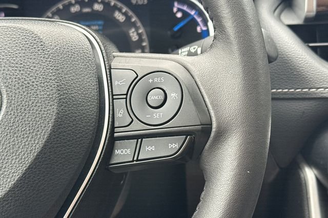 Used 2024  Toyota XLE Premium image 33