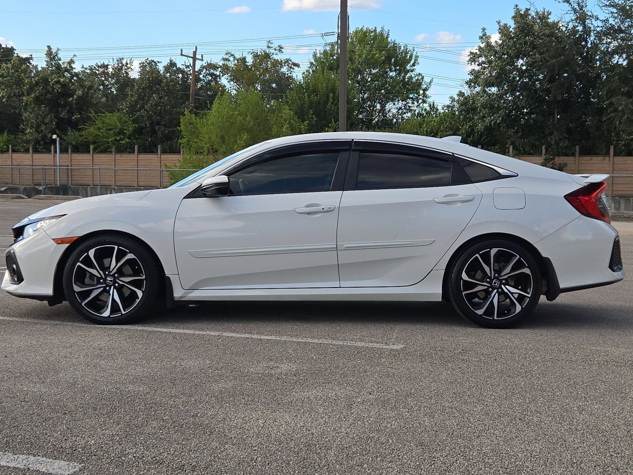Used 2018 White Honda  image 6