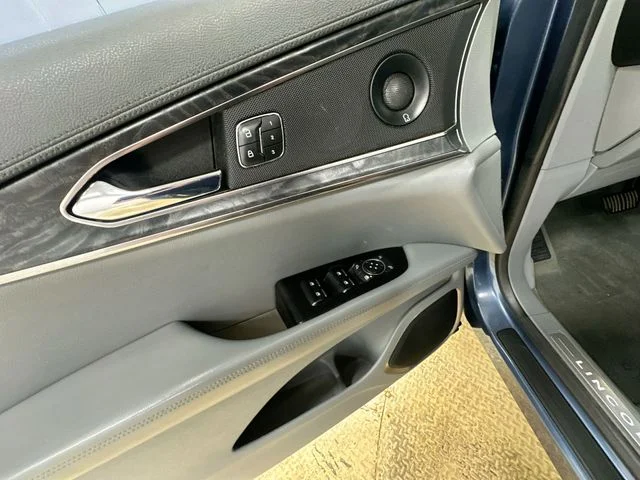 Used 2019 Blue Lincoln Reserve image 16