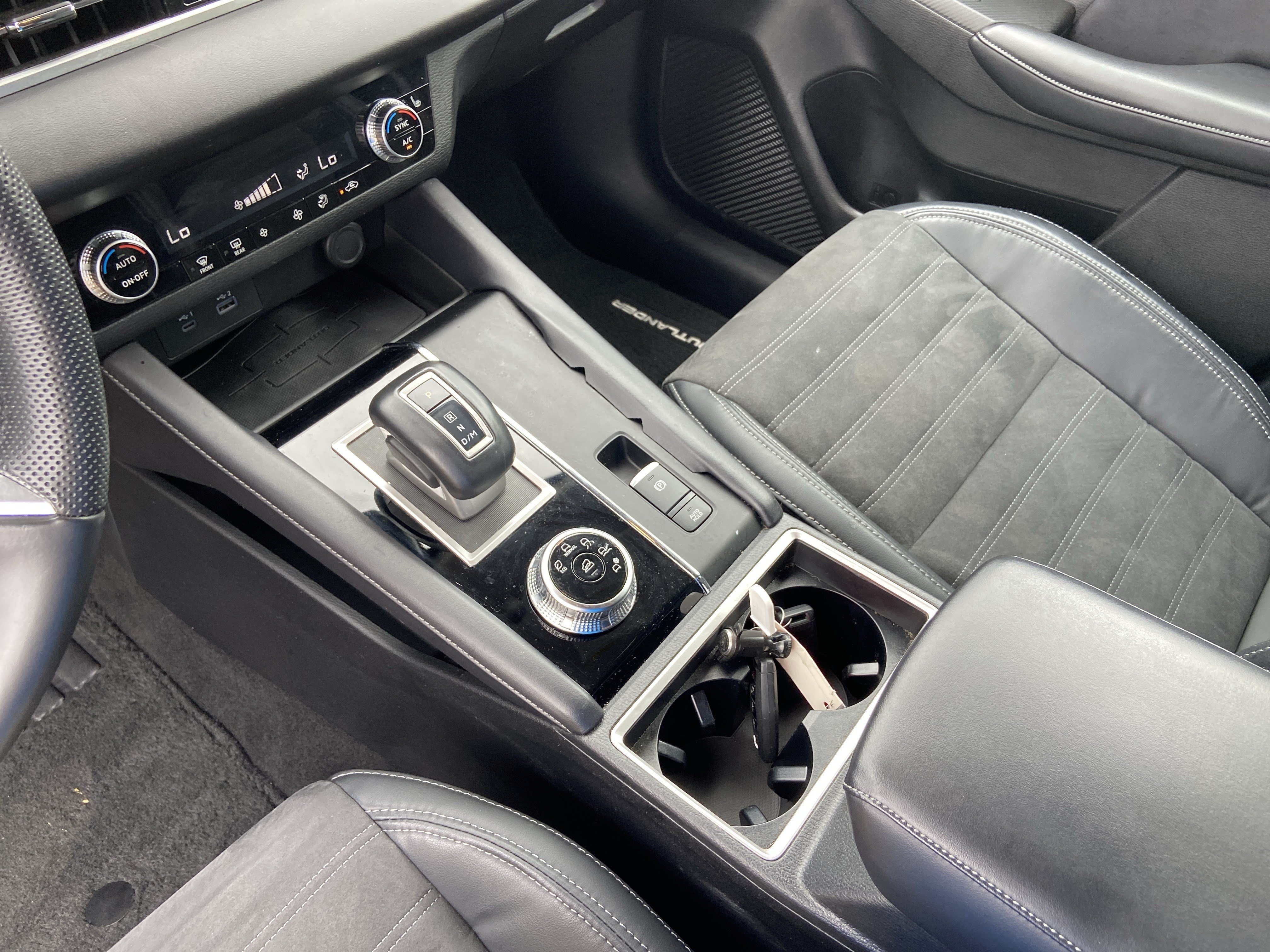 Used 2023 Cosmic Blue Metallic Mitsubishi SE image 22