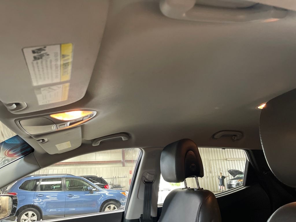 Used 2018 White Hyundai 2.0T image 13