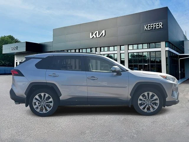 Used 2019 Silver Toyota XLE Premium image 9