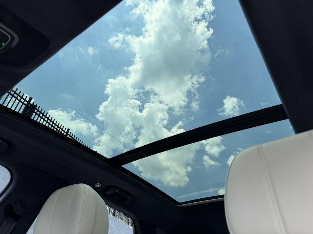 Used 2023 Glacier White Bentley Azure image 34