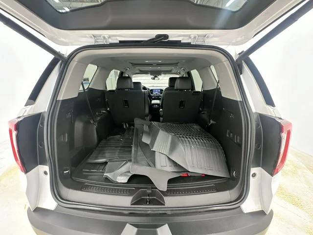 Used 2023 White GMC AT4 image 22