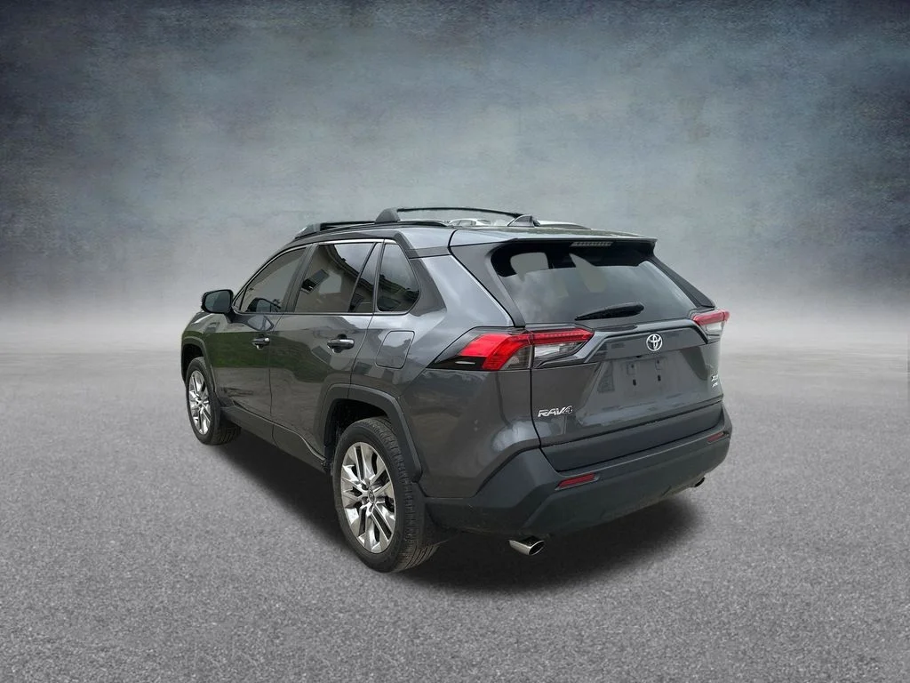 Used 2021 Gray Toyota XLE Premium image 4