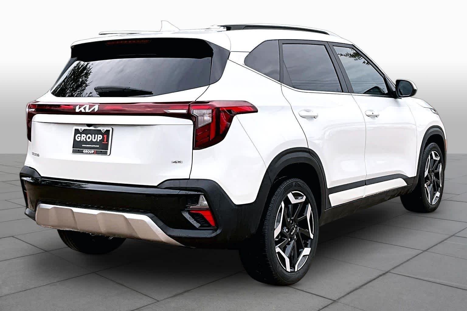 New 2024 Snow White Pearl Kia SX image 13