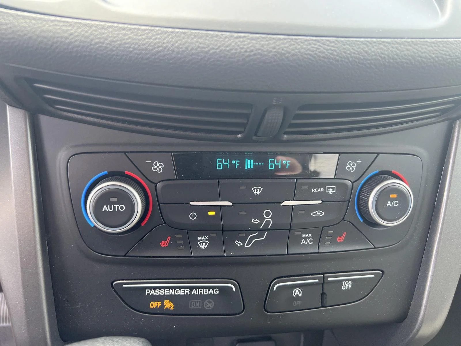 Used 2019 Ruby Red Metallic Tinted Clearcoat FORD SE 4WD image 12