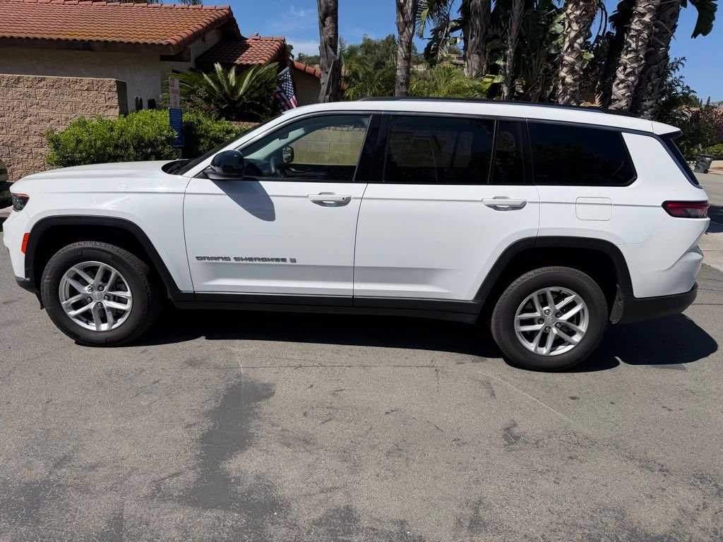 Used 2023 White/off-white Jeep Laredo image 8