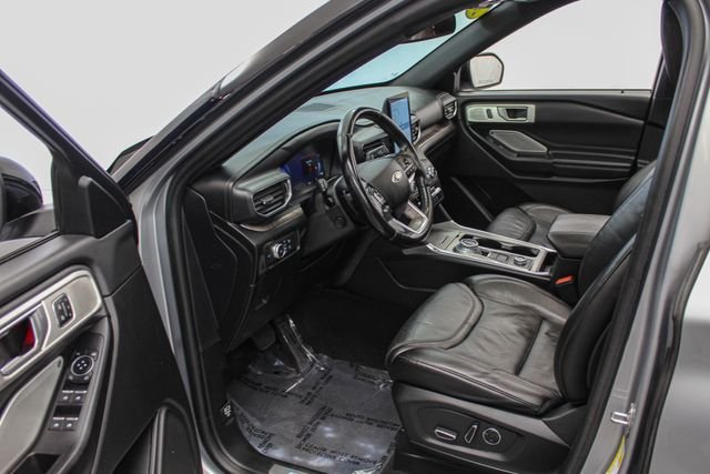 Used 2020 Silver Metallic Ford Platinum image 16