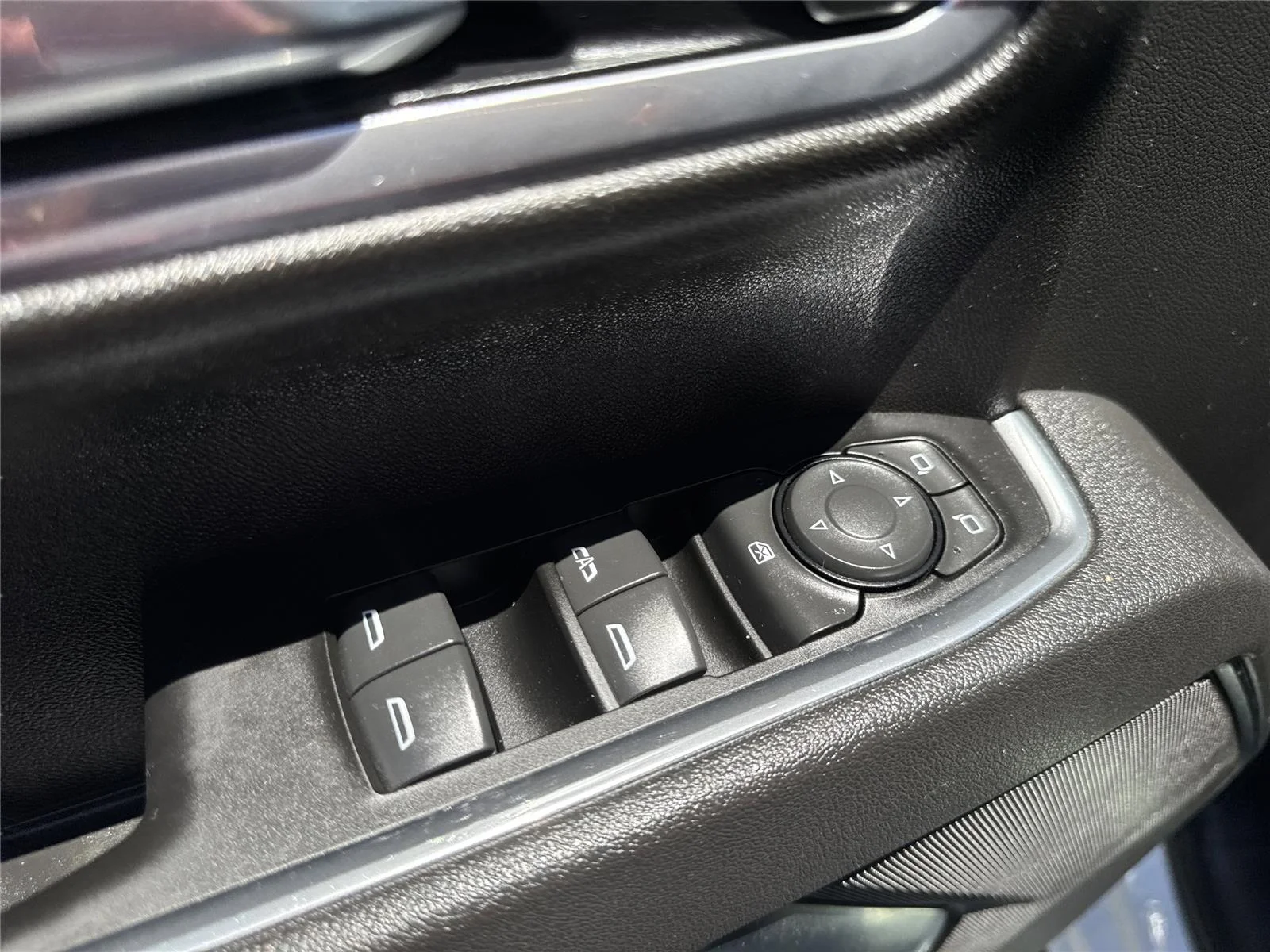 Used 2025 Summit White Chevrolet LT image 18