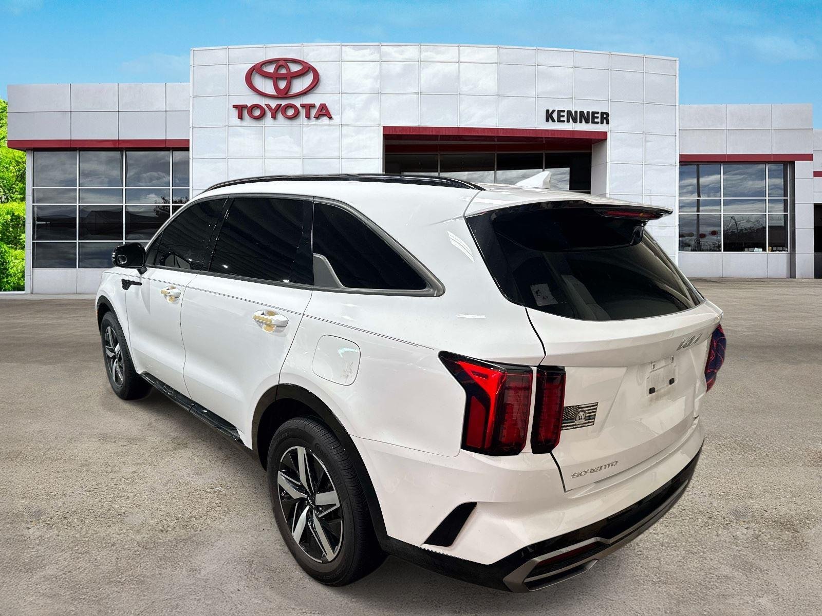 Used 2023 Glacial White Pearl Kia S image 4